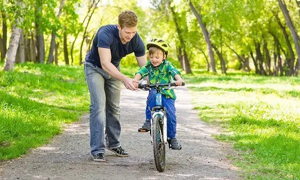 lapsen kuljettaminen kaksipyöräisellä polkupyörällä