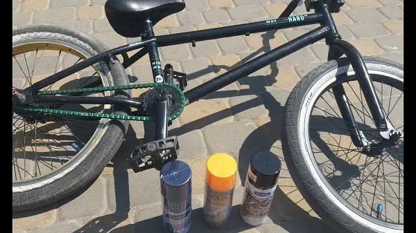 pyörän maalaaminen spray-purkin avulla