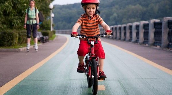 Kuinka opettaa lapsellesi pyöräilyä: turvallisuussäännöt, vinkit