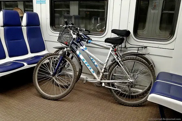 tapa, jolla pyörä on sijoitettu junaan