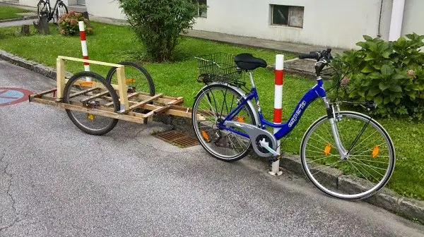 puusta valmistettu polkupyörän perävaunu